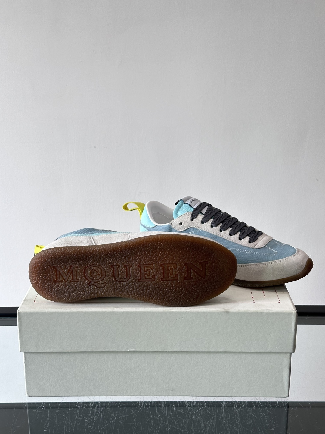 MQ麦昆拼色运动鞋，复古跑鞋风格，绒面+皮革拼接，层次感满满✨。橡胶鞋底耐磨抓地力强，日常穿搭或轻运动都