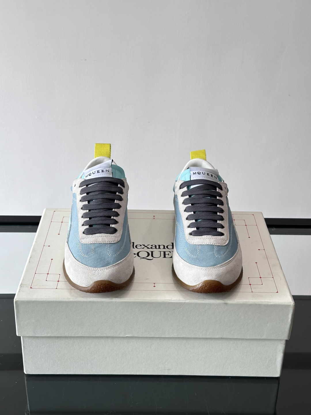 MQ麦昆拼色运动鞋，复古跑鞋风格，绒面+皮革拼接，层次感满满✨。橡胶鞋底耐磨抓地力强，日常穿搭或轻运动都