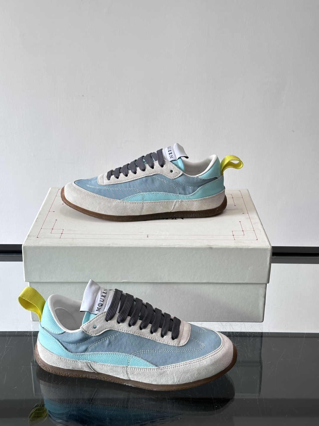 MQ麦昆拼色运动鞋，复古跑鞋风格，绒面+皮革拼接，层次感满满✨。橡胶鞋底耐磨抓地力强，日常穿搭或轻运动都