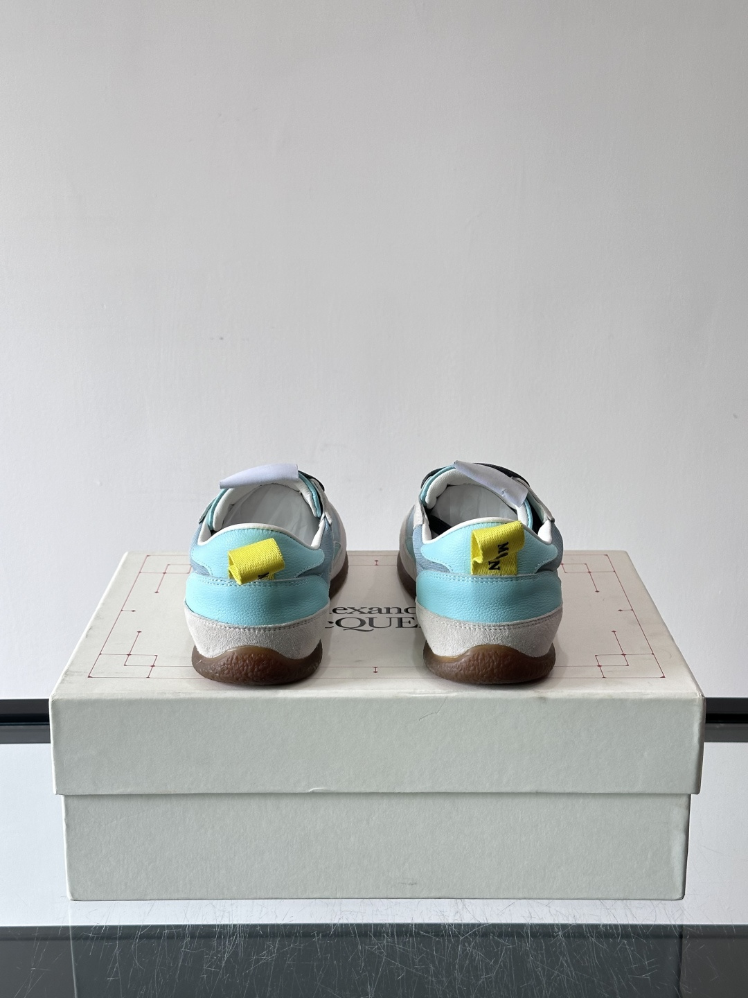 MQ麦昆拼色运动鞋，复古跑鞋风格，绒面+皮革拼接，层次感满满✨。橡胶鞋底耐磨抓地力强，日常穿搭或轻运动都