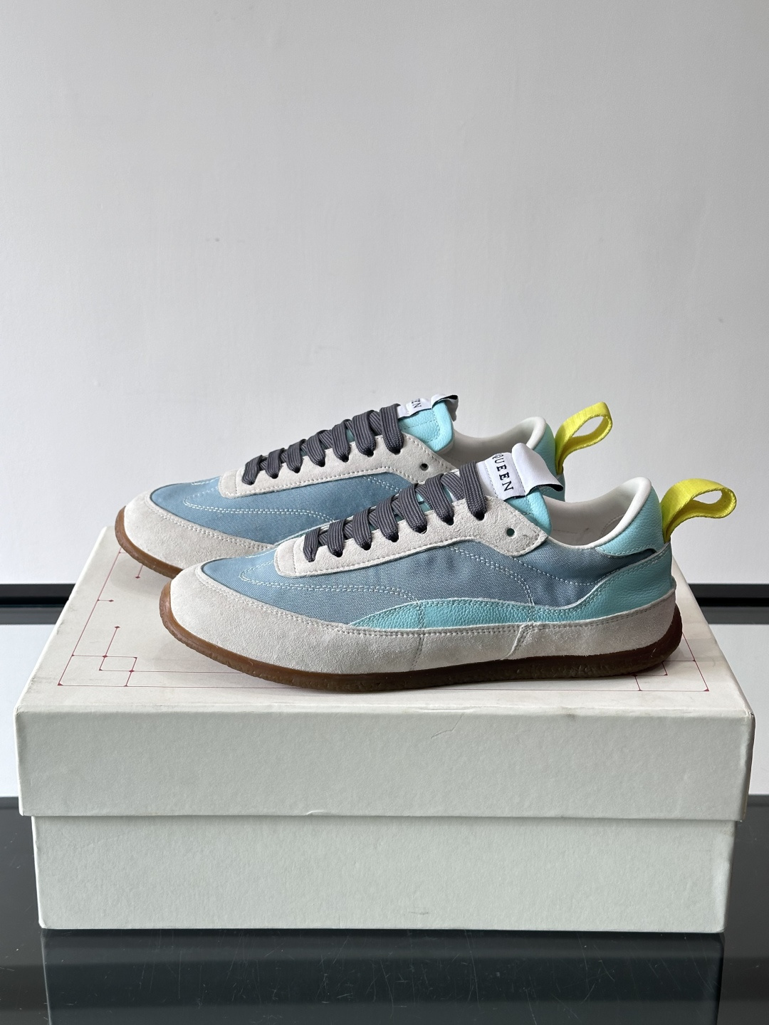 MQ麦昆拼色运动鞋，复古跑鞋风格，绒面+皮革拼接，层次感满满✨。橡胶鞋底耐磨抓地力强，日常穿搭或轻运动都