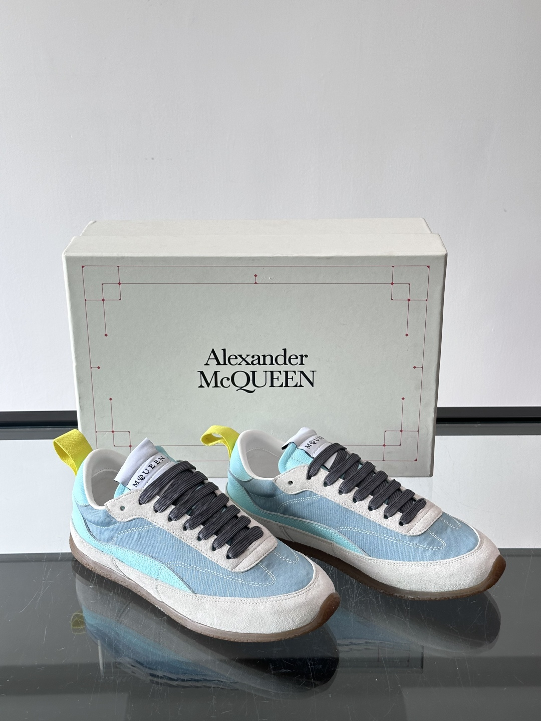 MQ麦昆拼色运动鞋，复古跑鞋风格，绒面+皮革拼接，层次感满满✨。橡胶鞋底耐磨抓地力强，日常穿搭或轻运动都