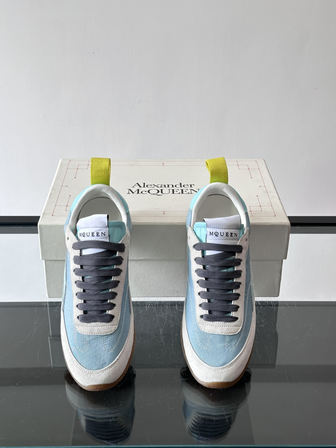 MQ麦昆拼色运动鞋，复古跑鞋风格，绒面+皮革拼接，层次感满满✨。橡胶鞋底耐磨抓地力强，日常穿搭或轻运动都