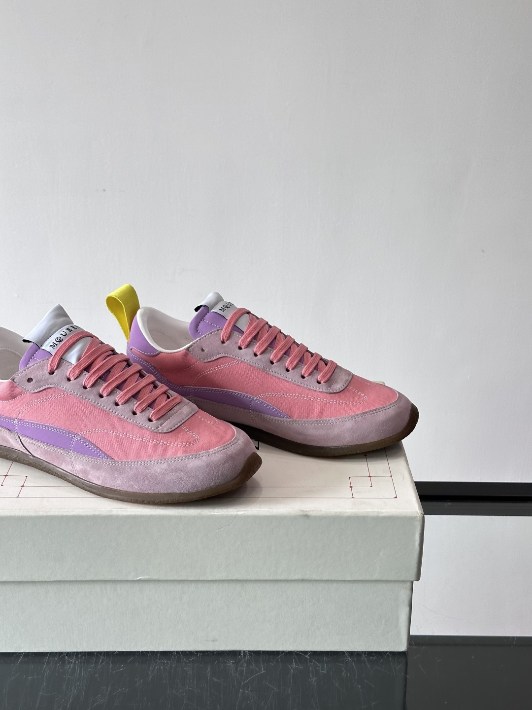 MQ麦昆拼色运动鞋，复古跑鞋风格，绒面+皮革拼接，层次感满满✨。橡胶鞋底耐磨抓地力强，日常穿搭或轻运动都