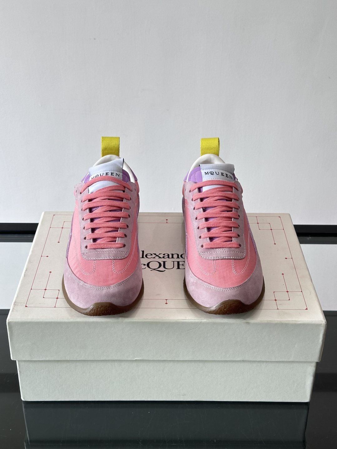 MQ麦昆拼色运动鞋，复古跑鞋风格，绒面+皮革拼接，层次感满满✨。橡胶鞋底耐磨抓地力强，日常穿搭或轻运动都