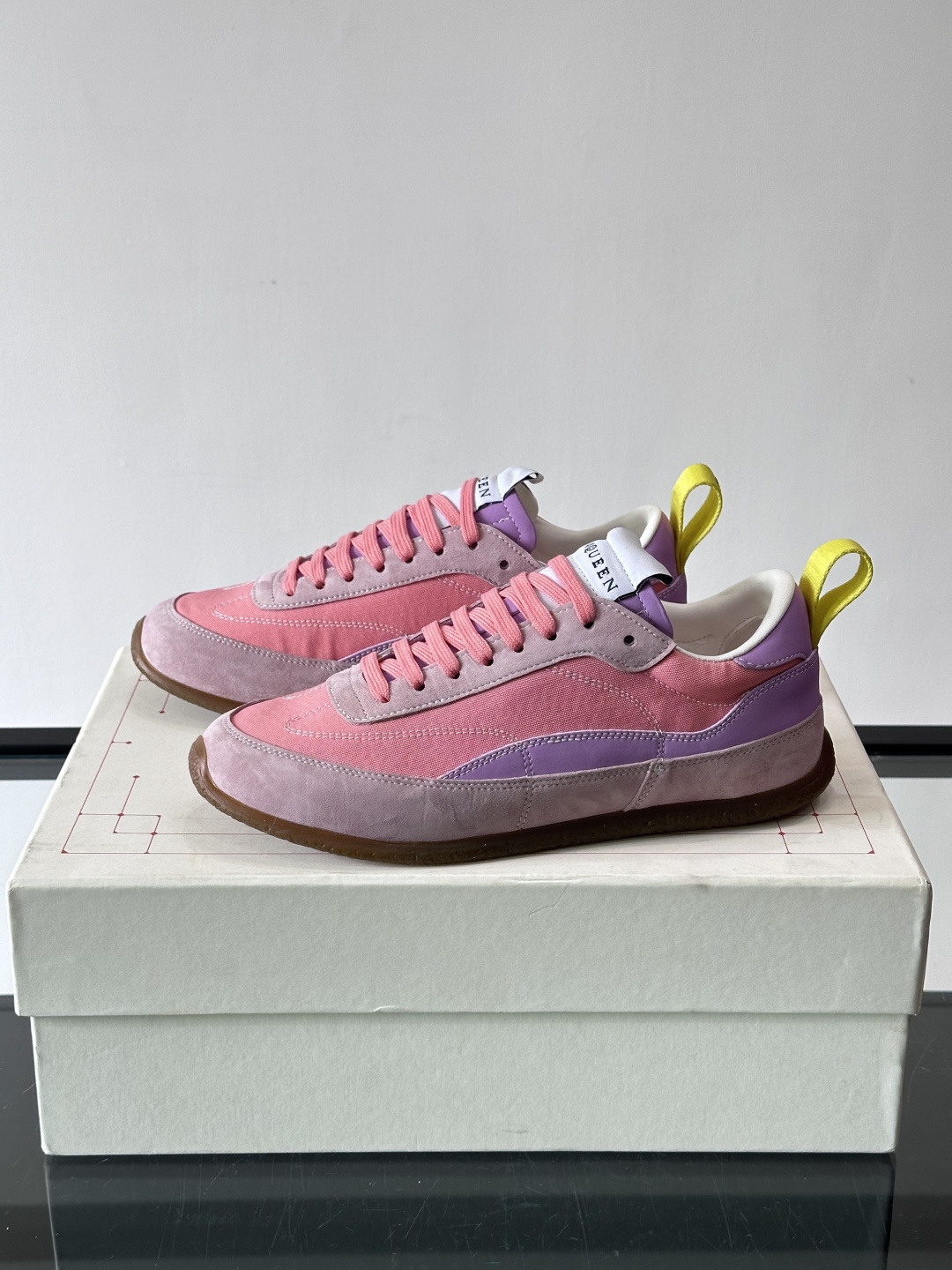 MQ麦昆拼色运动鞋，复古跑鞋风格，绒面+皮革拼接，层次感满满✨。橡胶鞋底耐磨抓地力强，日常穿搭或轻运动都