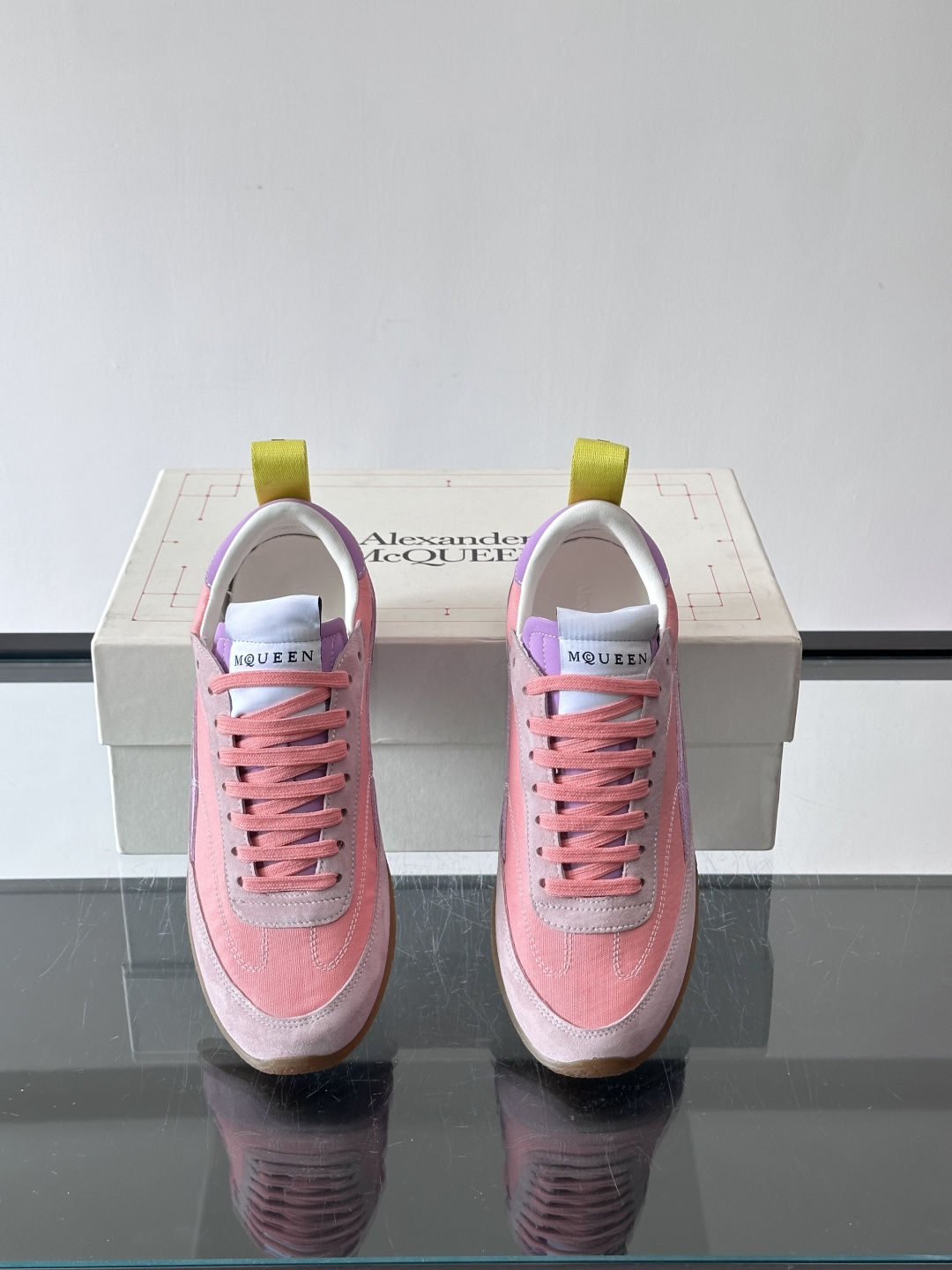 MQ麦昆拼色运动鞋，复古跑鞋风格，绒面+皮革拼接，层次感满满✨。橡胶鞋底耐磨抓地力强，日常穿搭或轻运动都