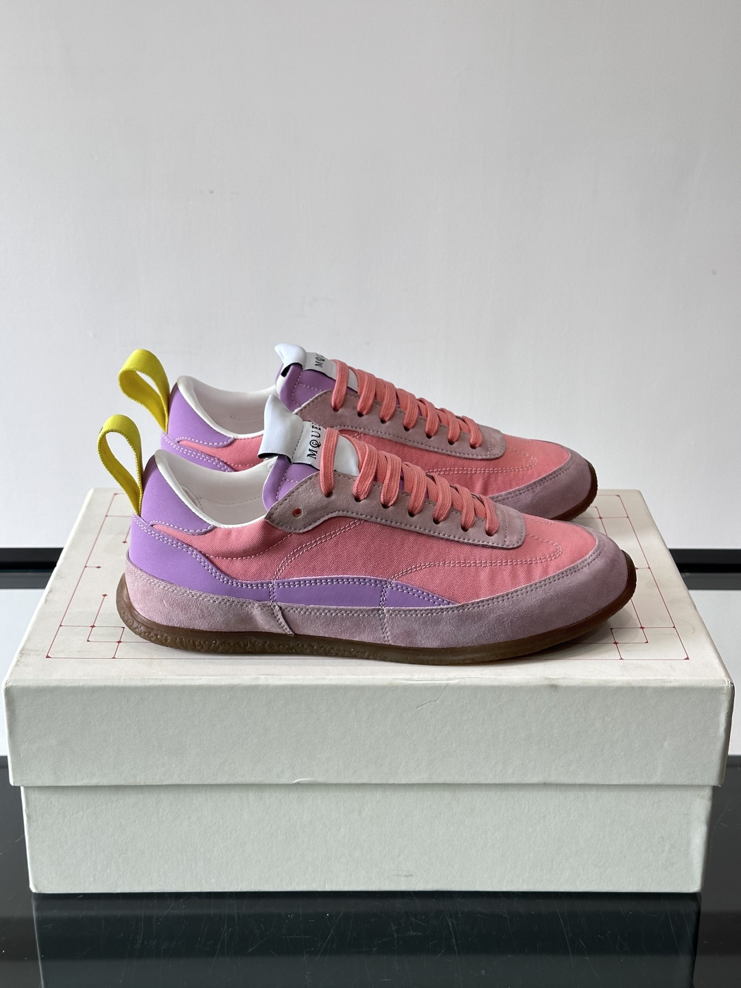 MQ麦昆拼色运动鞋，复古跑鞋风格，绒面+皮革拼接，层次感满满✨。橡胶鞋底耐磨抓地力强，日常穿搭或轻运动都