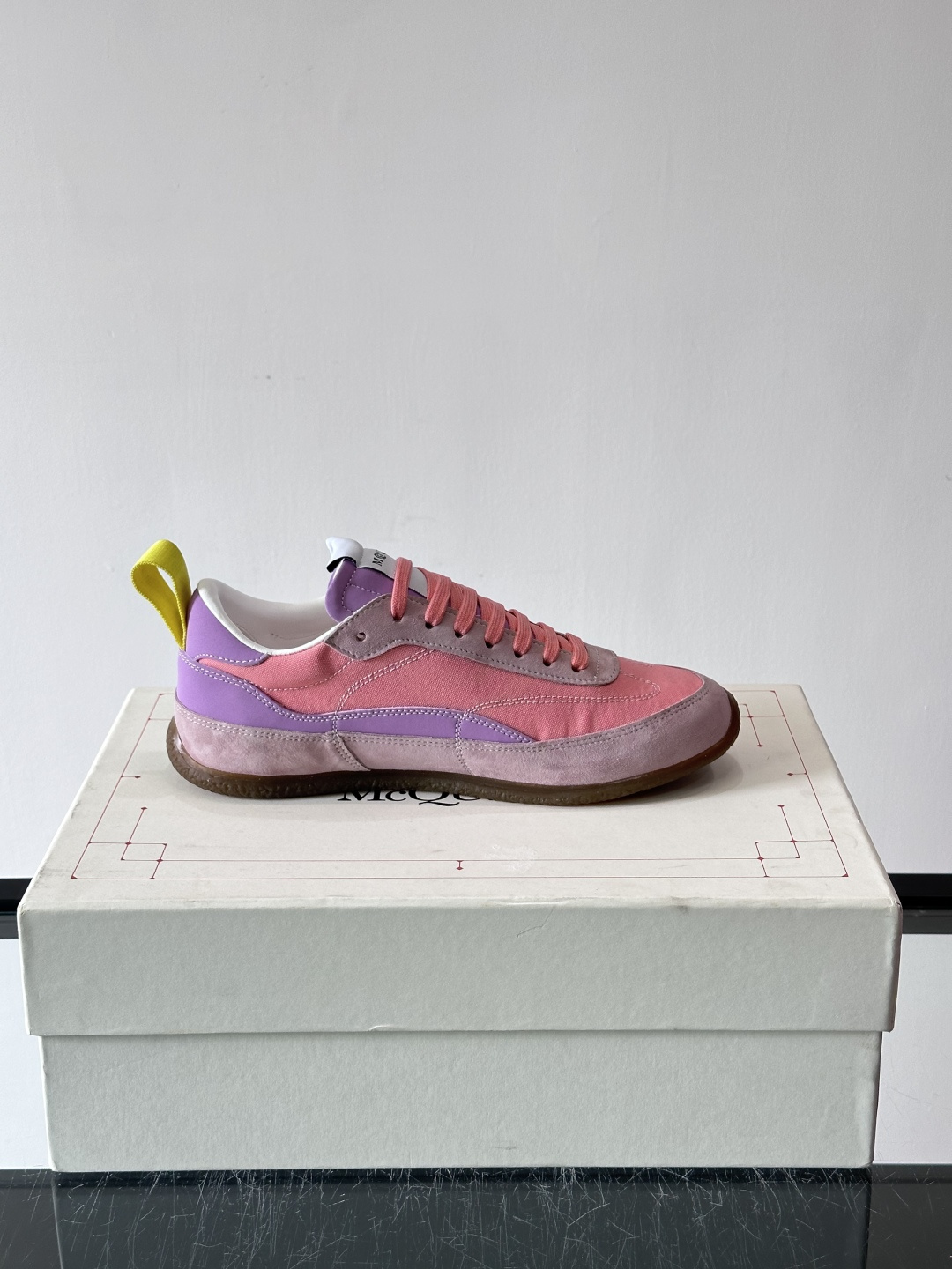 MQ麦昆拼色运动鞋，复古跑鞋风格，绒面+皮革拼接，层次感满满✨。橡胶鞋底耐磨抓地力强，日常穿搭或轻运动都