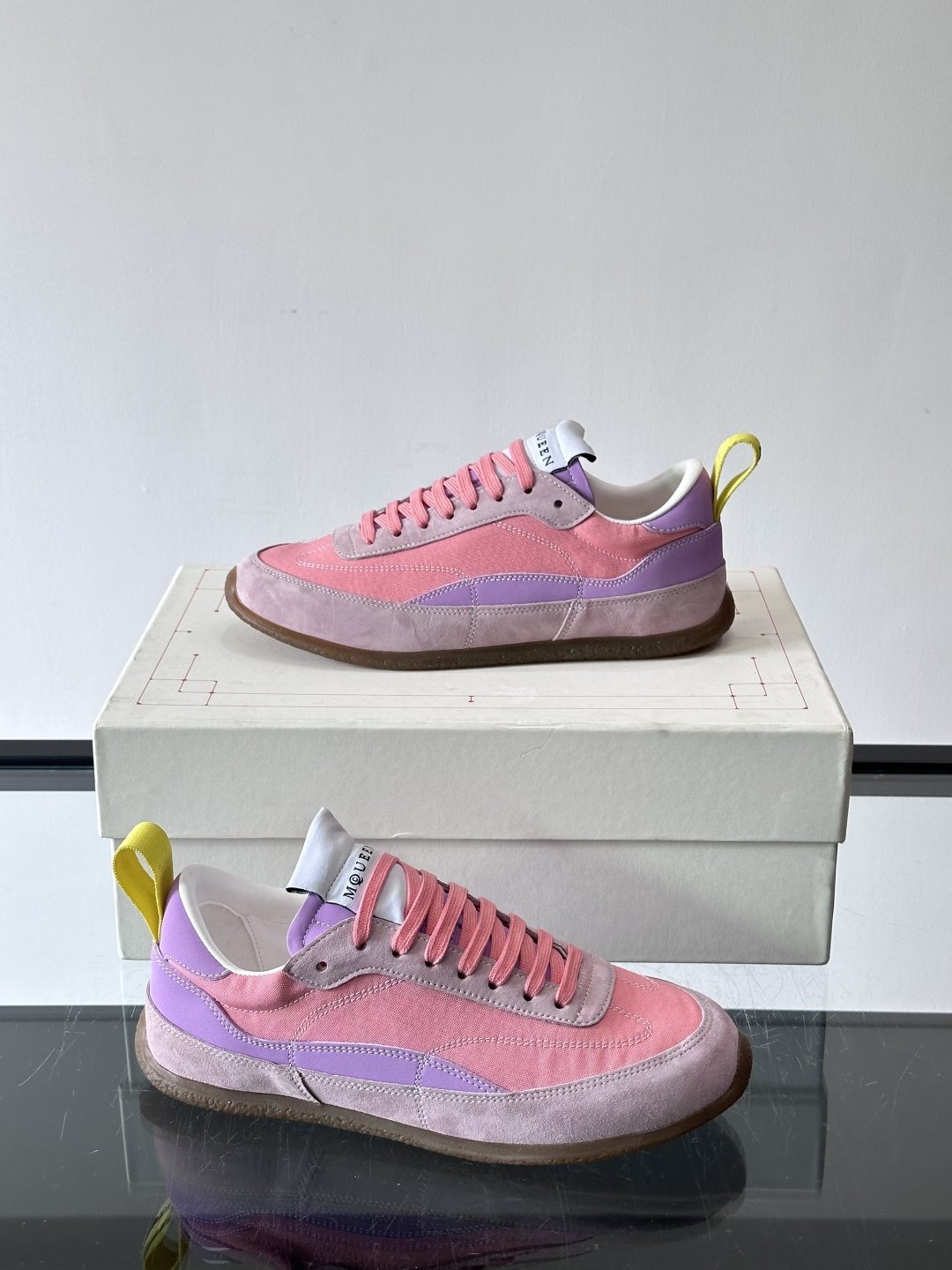 MQ麦昆拼色运动鞋，复古跑鞋风格，绒面+皮革拼接，层次感满满✨。橡胶鞋底耐磨抓地力强，日常穿搭或轻运动都