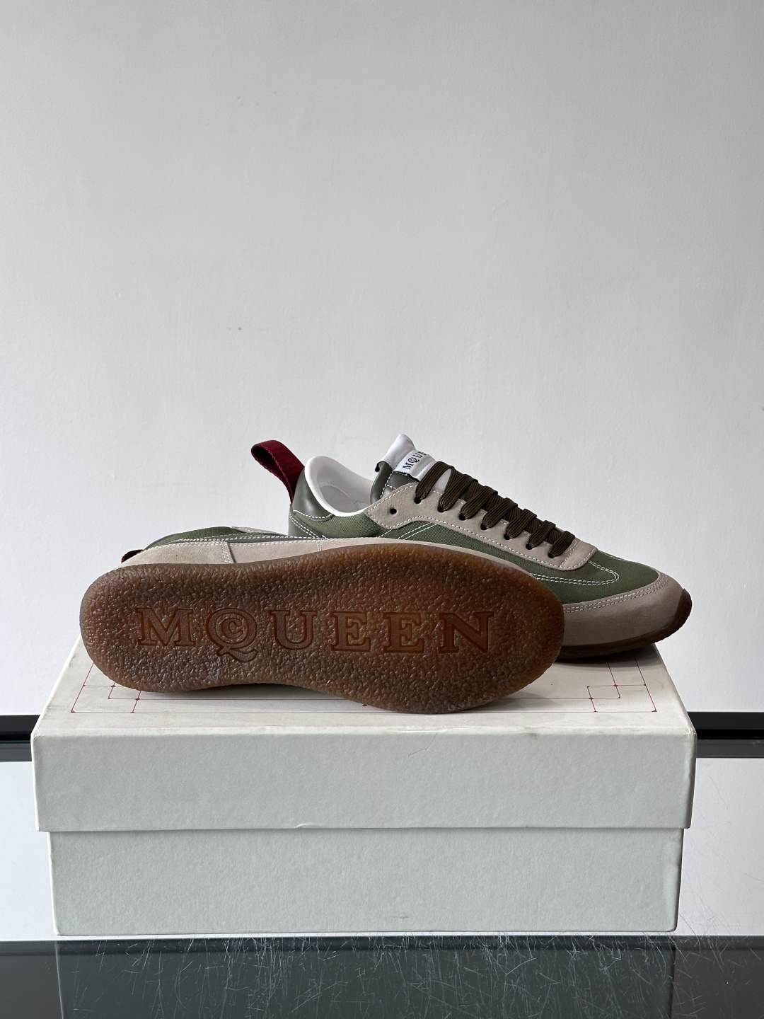 MQ麦昆拼色运动鞋，复古跑鞋风格，绒面+皮革拼接，层次感满满✨。橡胶鞋底耐磨抓地力强，日常穿搭或轻运动都