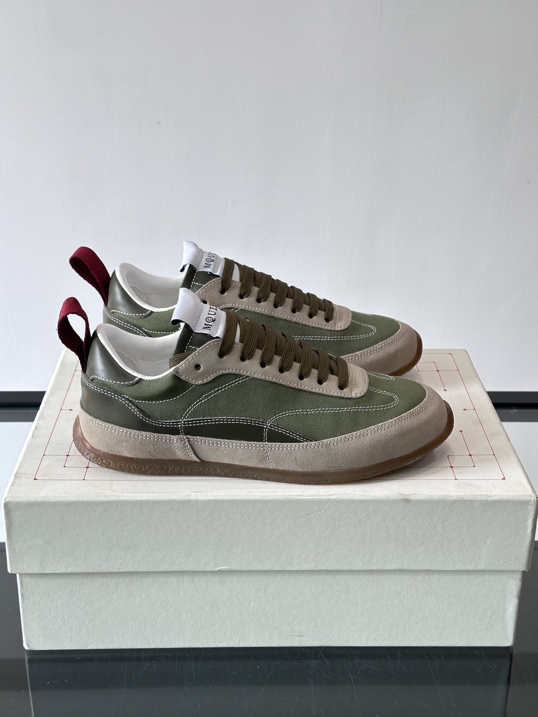 MQ麦昆拼色运动鞋，复古跑鞋风格，绒面+皮革拼接，层次感满满✨。橡胶鞋底耐磨抓地力强，日常穿搭或轻运动都