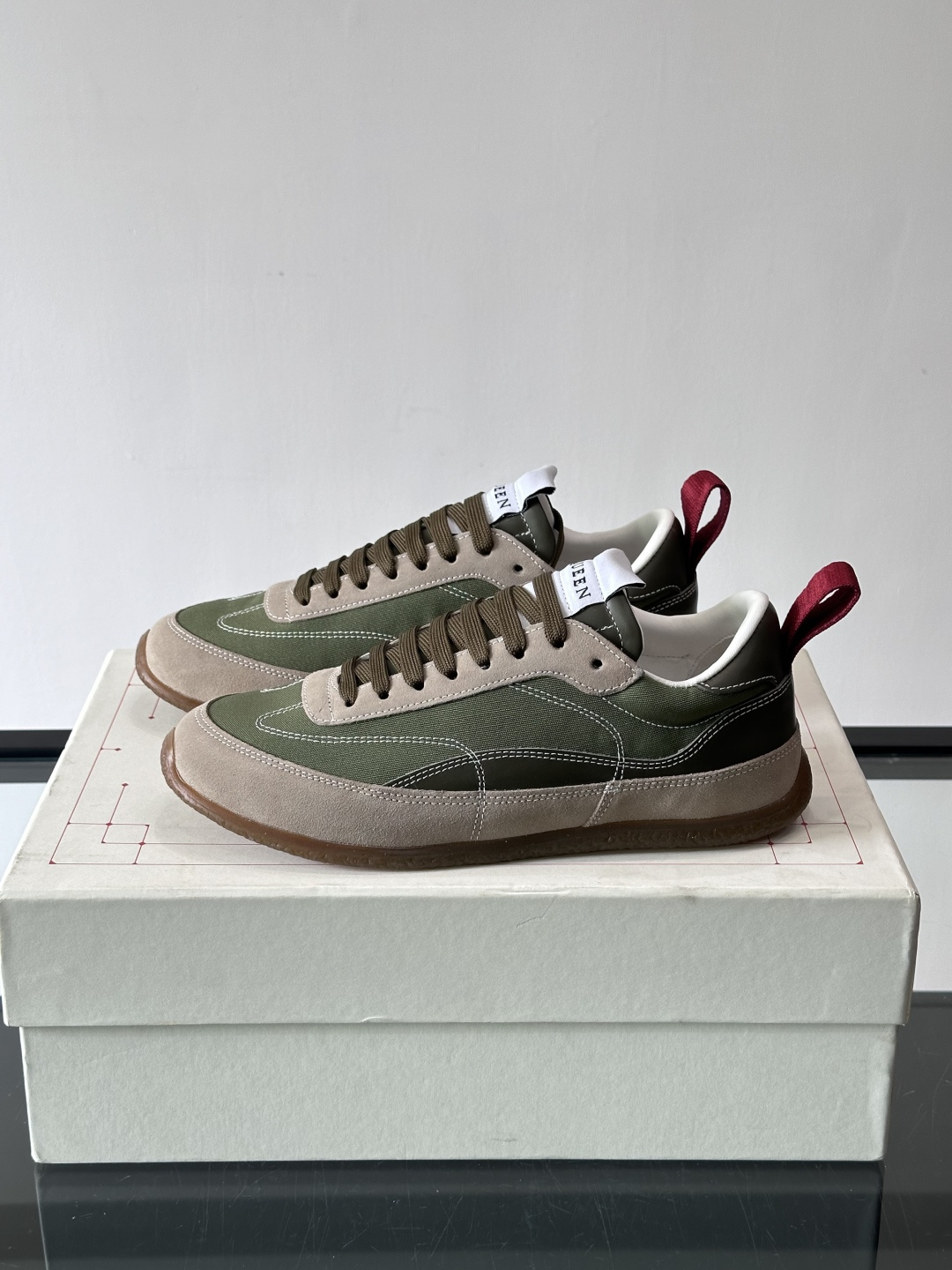 MQ麦昆拼色运动鞋，复古跑鞋风格，绒面+皮革拼接，层次感满满✨。橡胶鞋底耐磨抓地力强，日常穿搭或轻运动都