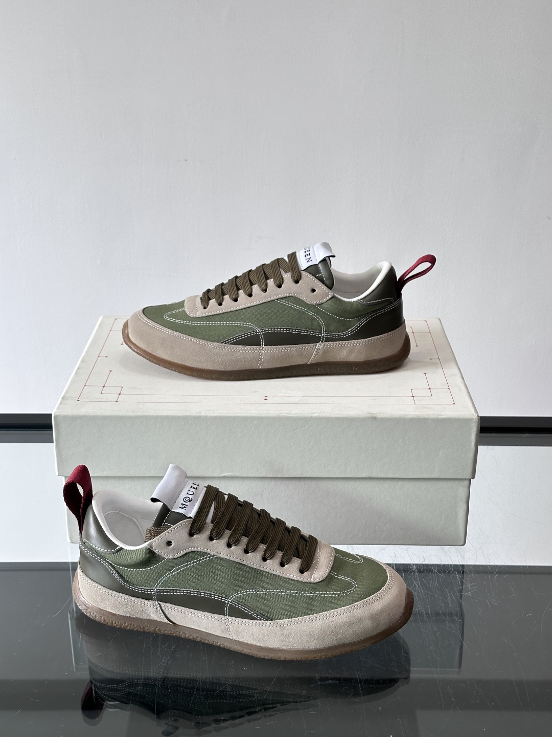 MQ麦昆拼色运动鞋，复古跑鞋风格，绒面+皮革拼接，层次感满满✨。橡胶鞋底耐磨抓地力强，日常穿搭或轻运动都