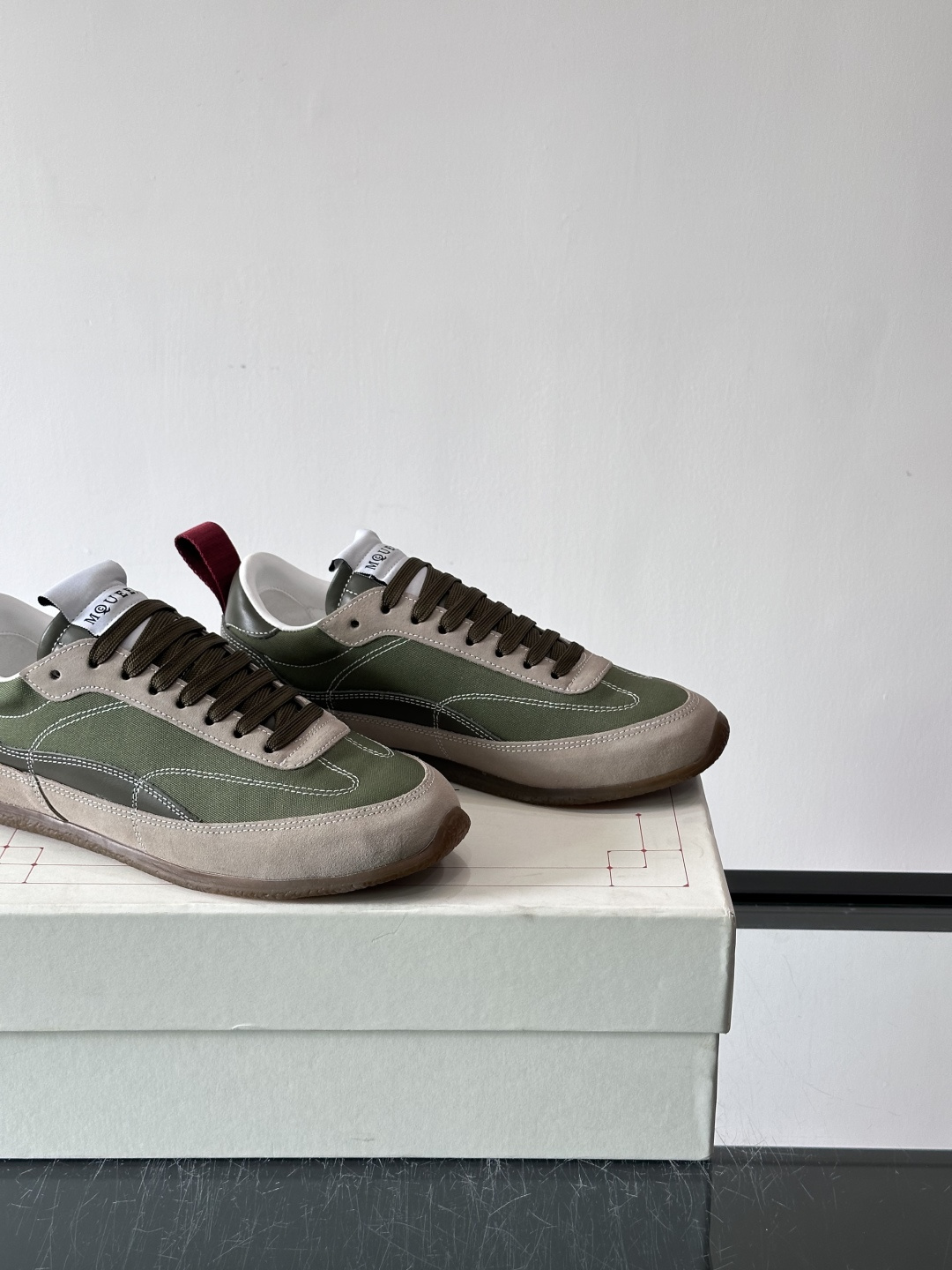 MQ麦昆拼色运动鞋，复古跑鞋风格，绒面+皮革拼接，层次感满满✨。橡胶鞋底耐磨抓地力强，日常穿搭或轻运动都