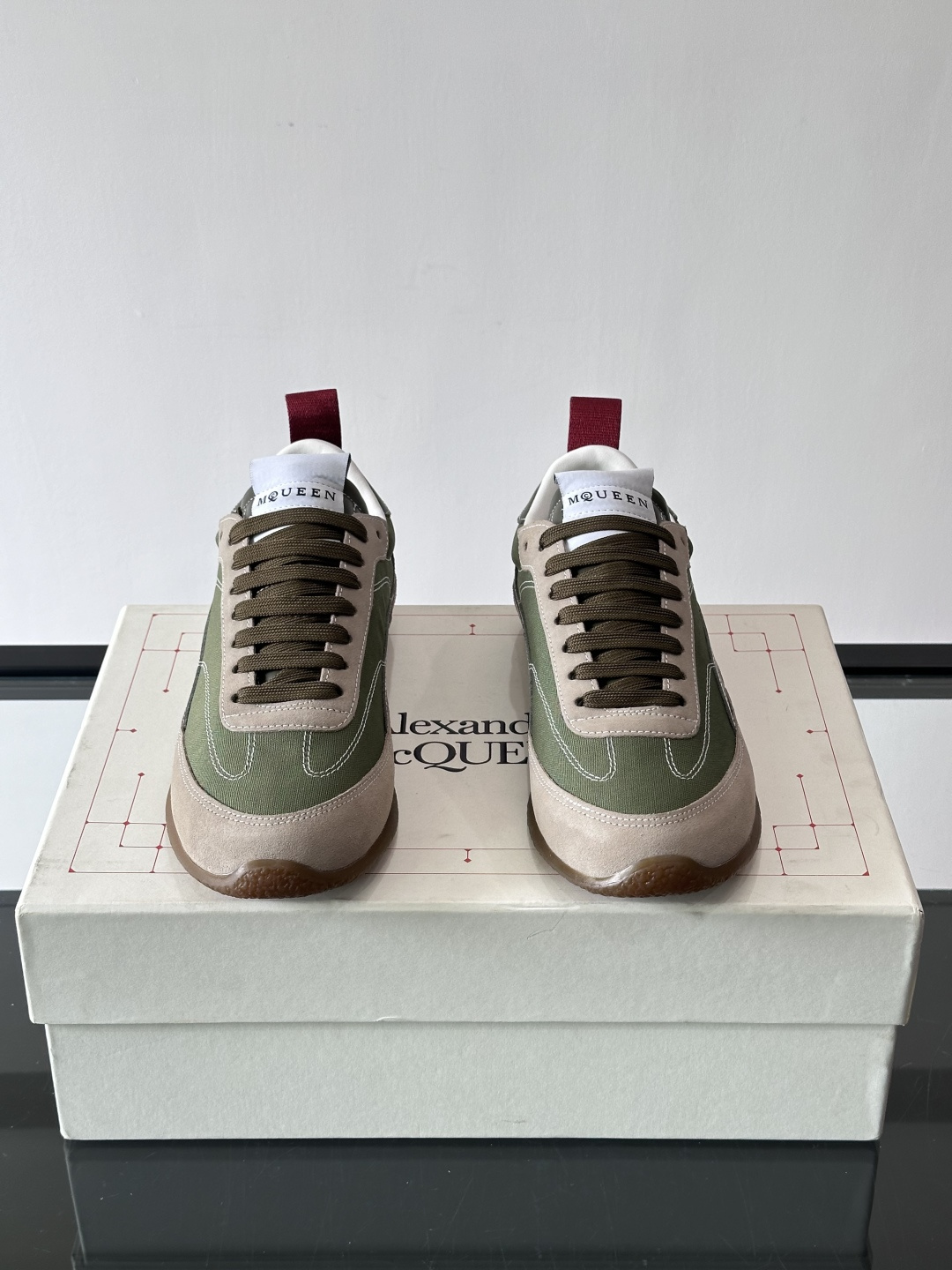 MQ麦昆拼色运动鞋，复古跑鞋风格，绒面+皮革拼接，层次感满满✨。橡胶鞋底耐磨抓地力强，日常穿搭或轻运动都