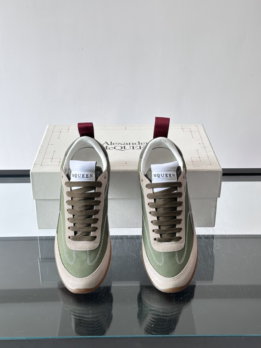 MQ麦昆拼色运动鞋，复古跑鞋风格，绒面+皮革拼接，层次感满满✨。橡胶鞋底耐磨抓地力强，日常穿搭或轻运动都