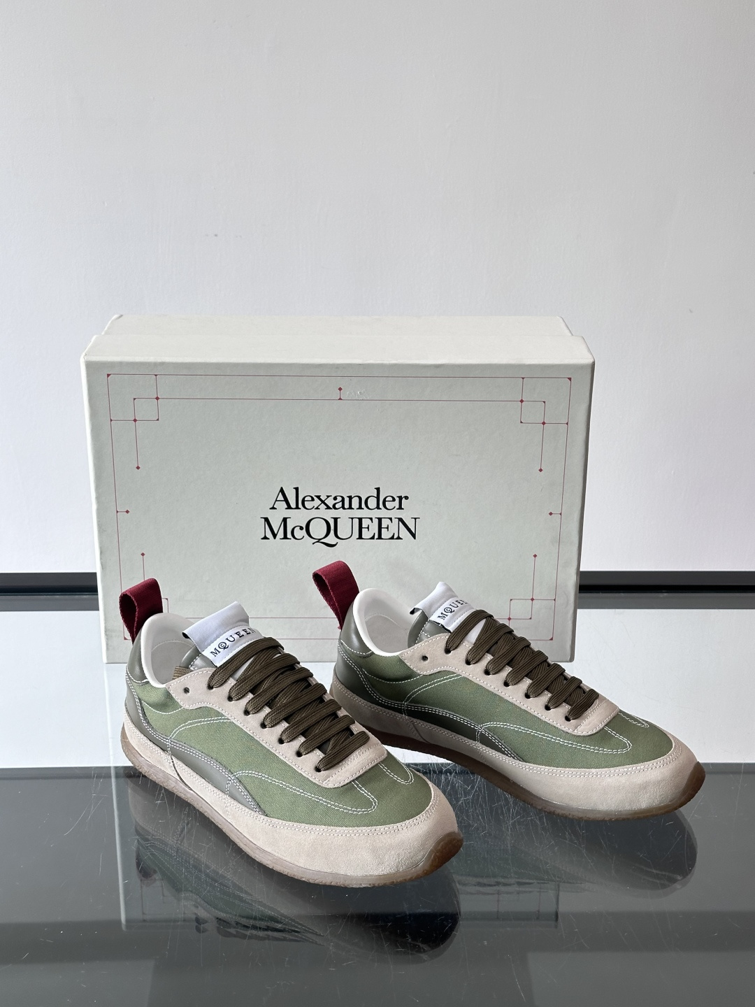 MQ麦昆拼色运动鞋，复古跑鞋风格，绒面+皮革拼接，层次感满满✨。橡胶鞋底耐磨抓地力强，日常穿搭或轻运动都