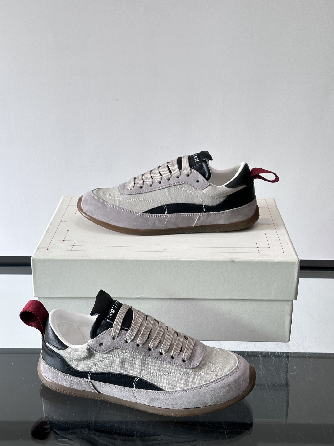 MQ麦昆拼色运动鞋，复古跑鞋风格，绒面+皮革拼接，层次感满满✨。橡胶鞋底耐磨抓地力强，日常穿搭或轻运动都