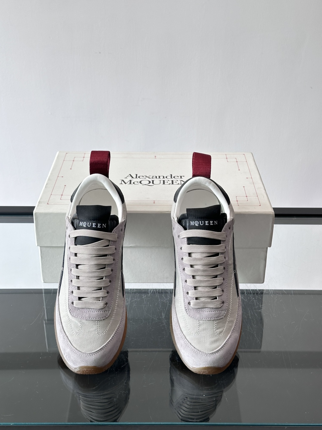 MQ麦昆拼色运动鞋，复古跑鞋风格，绒面+皮革拼接，层次感满满✨。橡胶鞋底耐磨抓地力强，日常穿搭或轻运动都