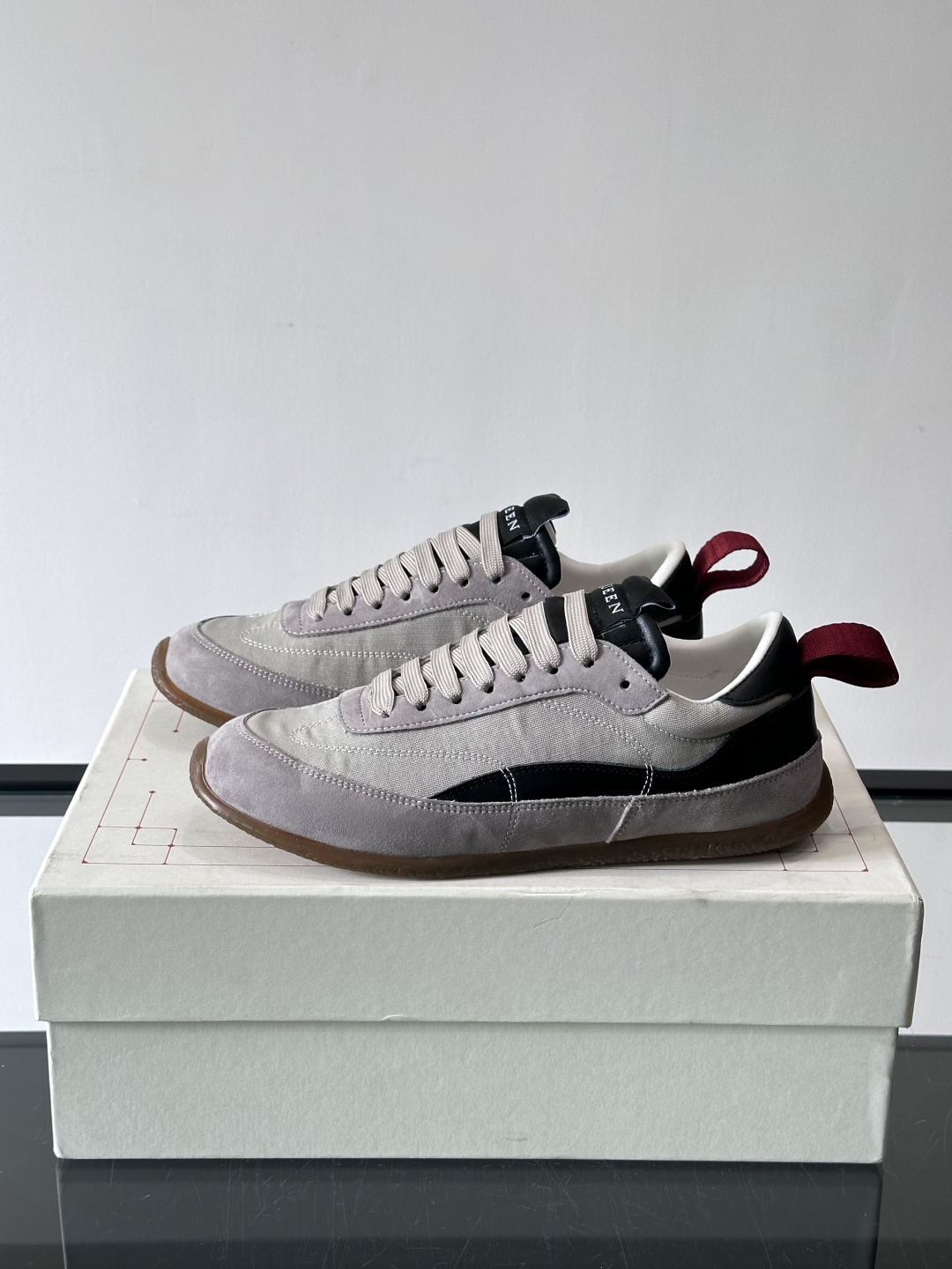 MQ麦昆拼色运动鞋，复古跑鞋风格，绒面+皮革拼接，层次感满满✨。橡胶鞋底耐磨抓地力强，日常穿搭或轻运动都