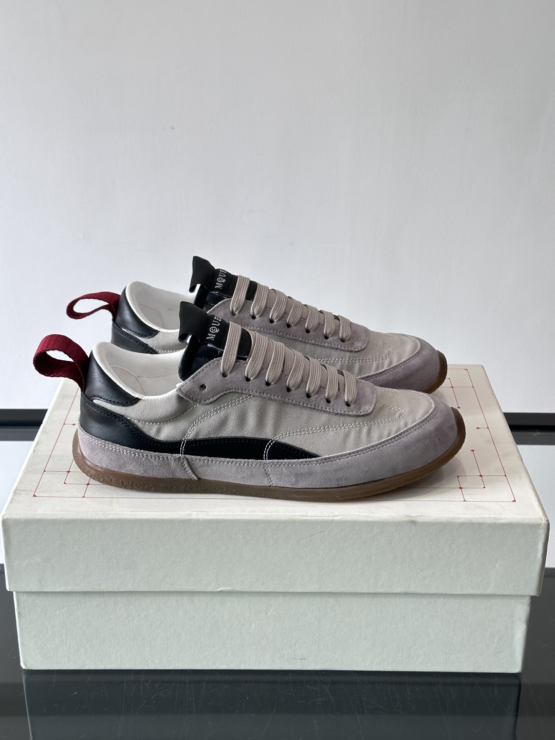 MQ麦昆拼色运动鞋，复古跑鞋风格，绒面+皮革拼接，层次感满满✨。橡胶鞋底耐磨抓地力强，日常穿搭或轻运动都