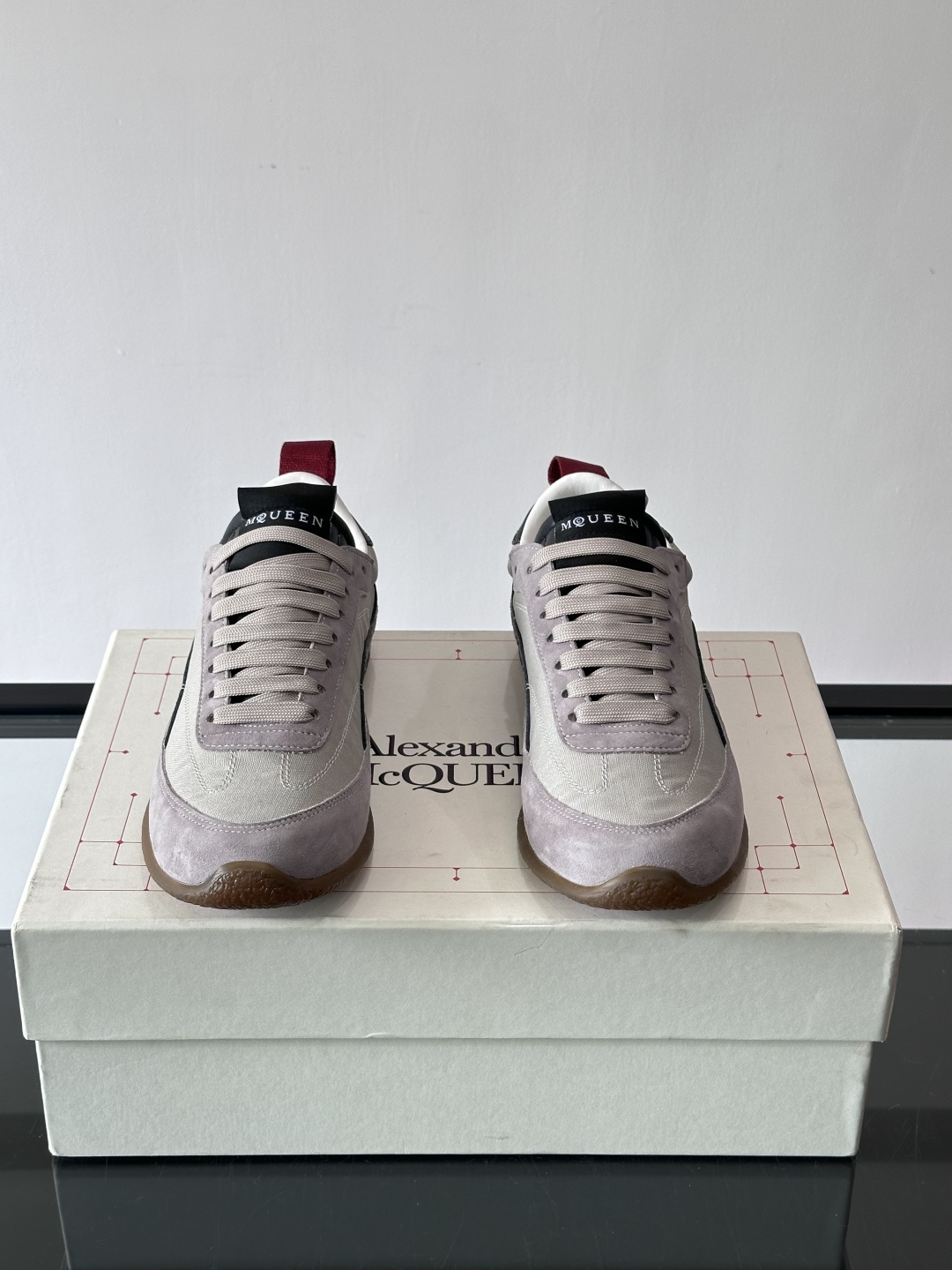 MQ麦昆拼色运动鞋，复古跑鞋风格，绒面+皮革拼接，层次感满满✨。橡胶鞋底耐磨抓地力强，日常穿搭或轻运动都