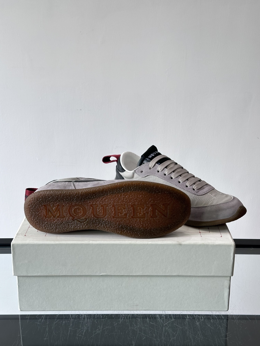 MQ麦昆拼色运动鞋，复古跑鞋风格，绒面+皮革拼接，层次感满满✨。橡胶鞋底耐磨抓地力强，日常穿搭或轻运动都