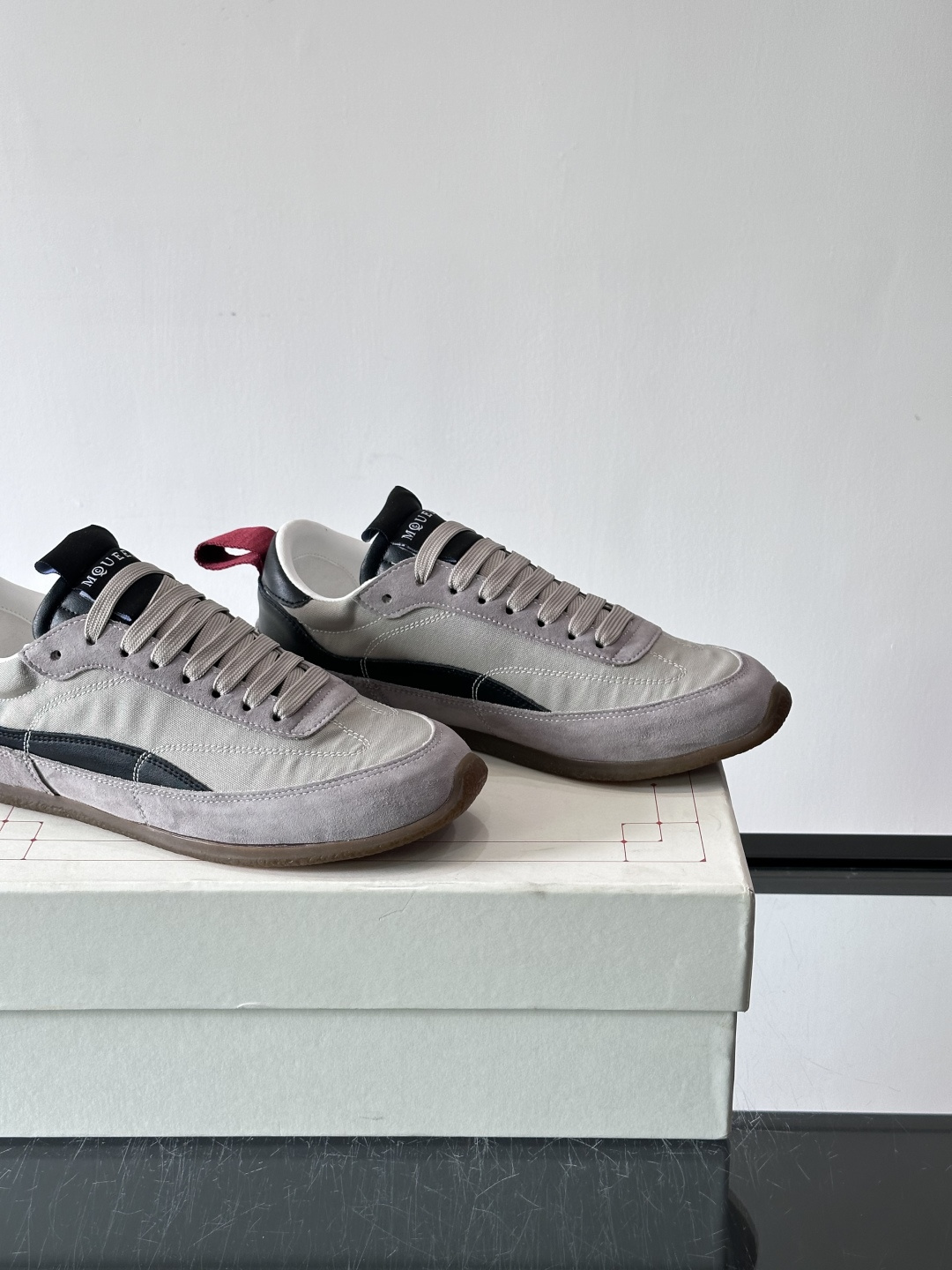 MQ麦昆拼色运动鞋，复古跑鞋风格，绒面+皮革拼接，层次感满满✨。橡胶鞋底耐磨抓地力强，日常穿搭或轻运动都