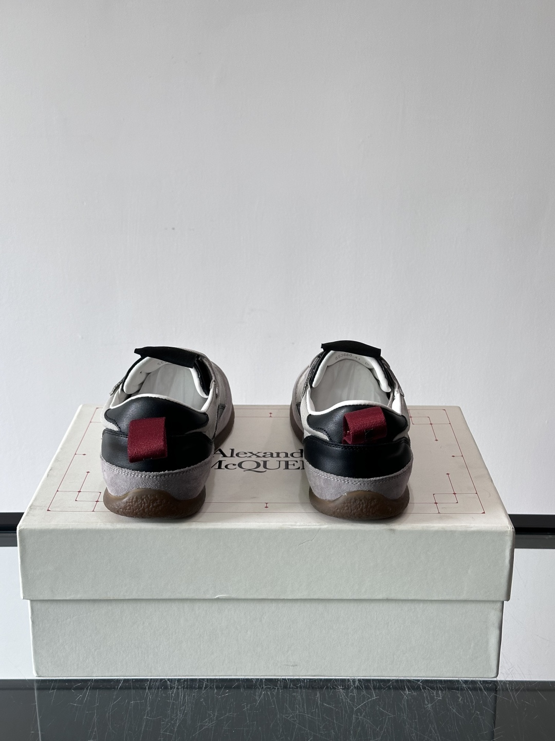 MQ麦昆拼色运动鞋，复古跑鞋风格，绒面+皮革拼接，层次感满满✨。橡胶鞋底耐磨抓地力强，日常穿搭或轻运动都