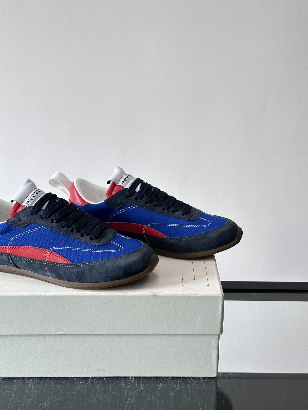 MQ麦昆拼色运动鞋，复古跑鞋风格，绒面+皮革拼接，层次感满满✨。橡胶鞋底耐磨抓地力强，日常穿搭或轻运动都