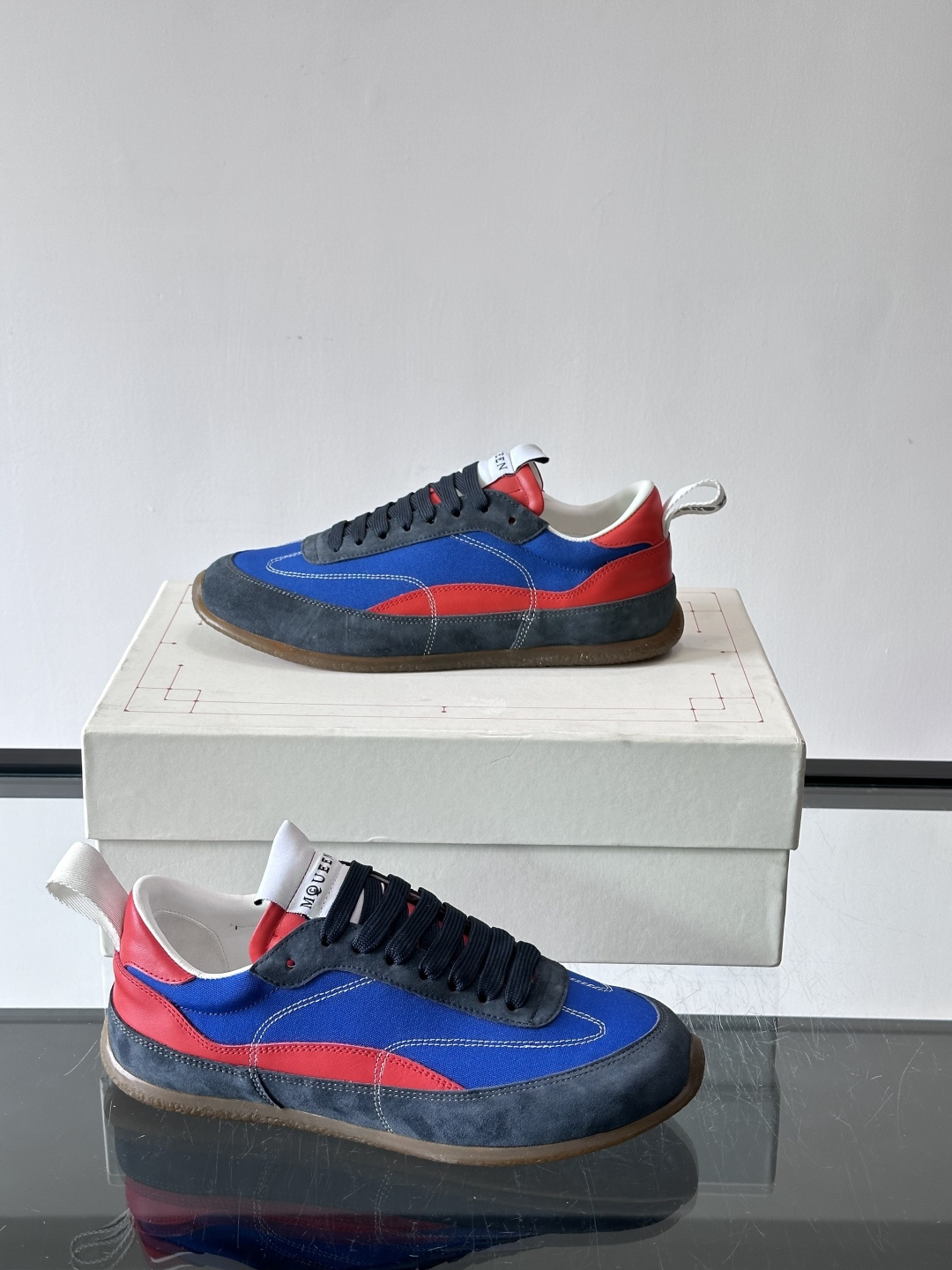 MQ麦昆拼色运动鞋，复古跑鞋风格，绒面+皮革拼接，层次感满满✨。橡胶鞋底耐磨抓地力强，日常穿搭或轻运动都