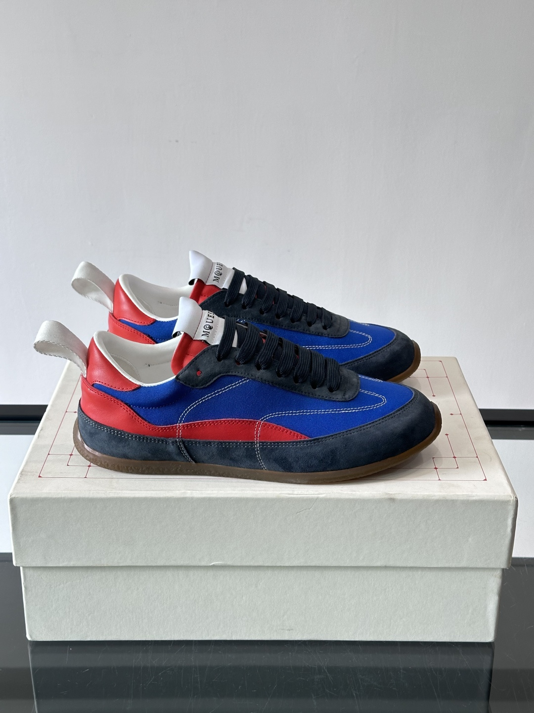 MQ麦昆拼色运动鞋，复古跑鞋风格，绒面+皮革拼接，层次感满满✨。橡胶鞋底耐磨抓地力强，日常穿搭或轻运动都