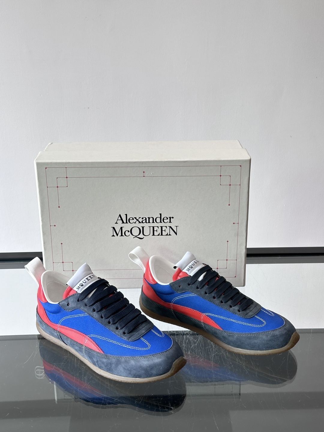 MQ麦昆拼色运动鞋，复古跑鞋风格，绒面+皮革拼接，层次感满满✨。橡胶鞋底耐磨抓地力强，日常穿搭或轻运动都