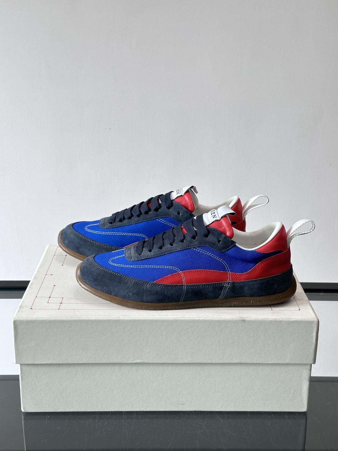 MQ麦昆拼色运动鞋，复古跑鞋风格，绒面+皮革拼接，层次感满满✨。橡胶鞋底耐磨抓地力强，日常穿搭或轻运动都