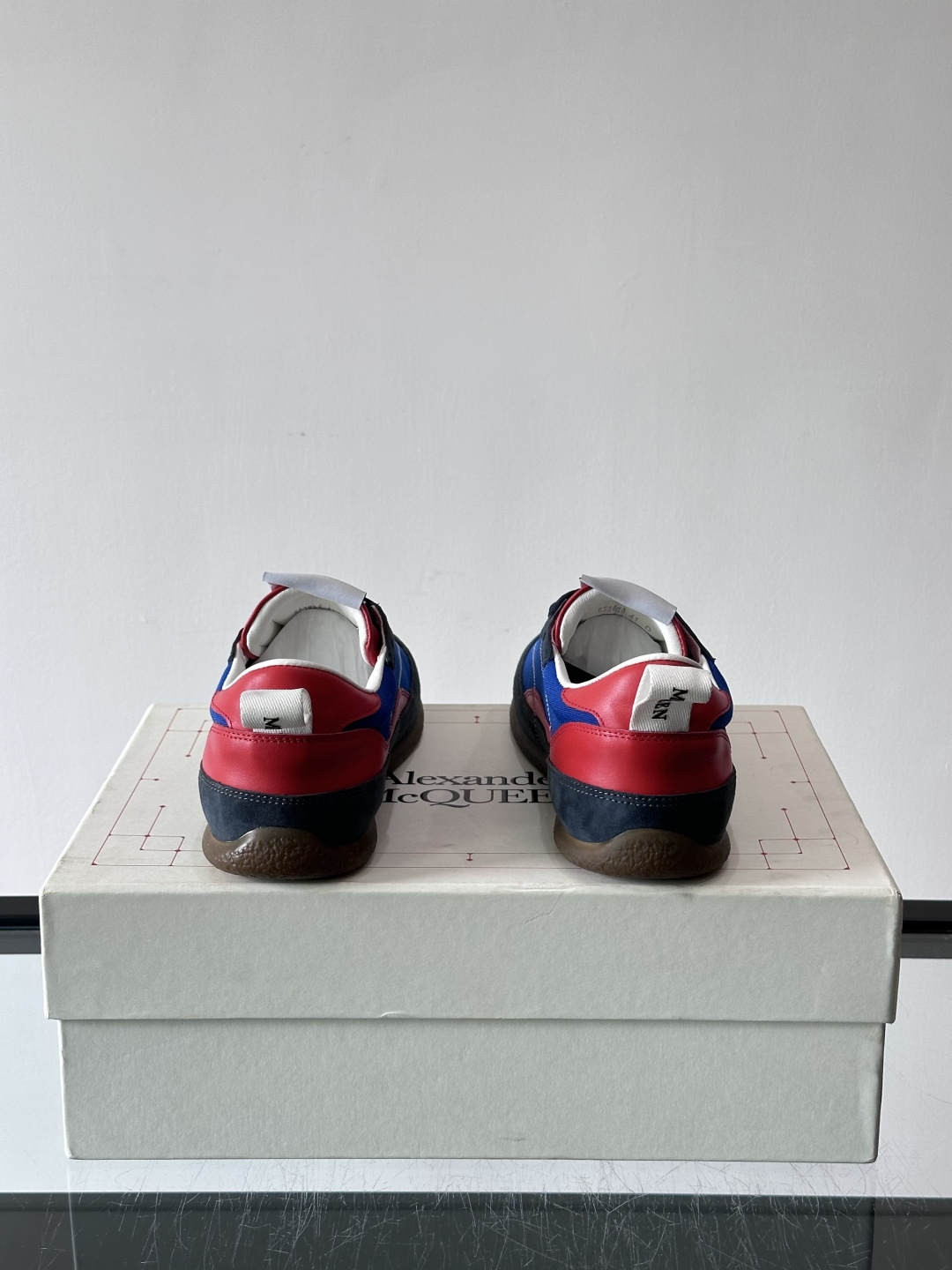 MQ麦昆拼色运动鞋，复古跑鞋风格，绒面+皮革拼接，层次感满满✨。橡胶鞋底耐磨抓地力强，日常穿搭或轻运动都