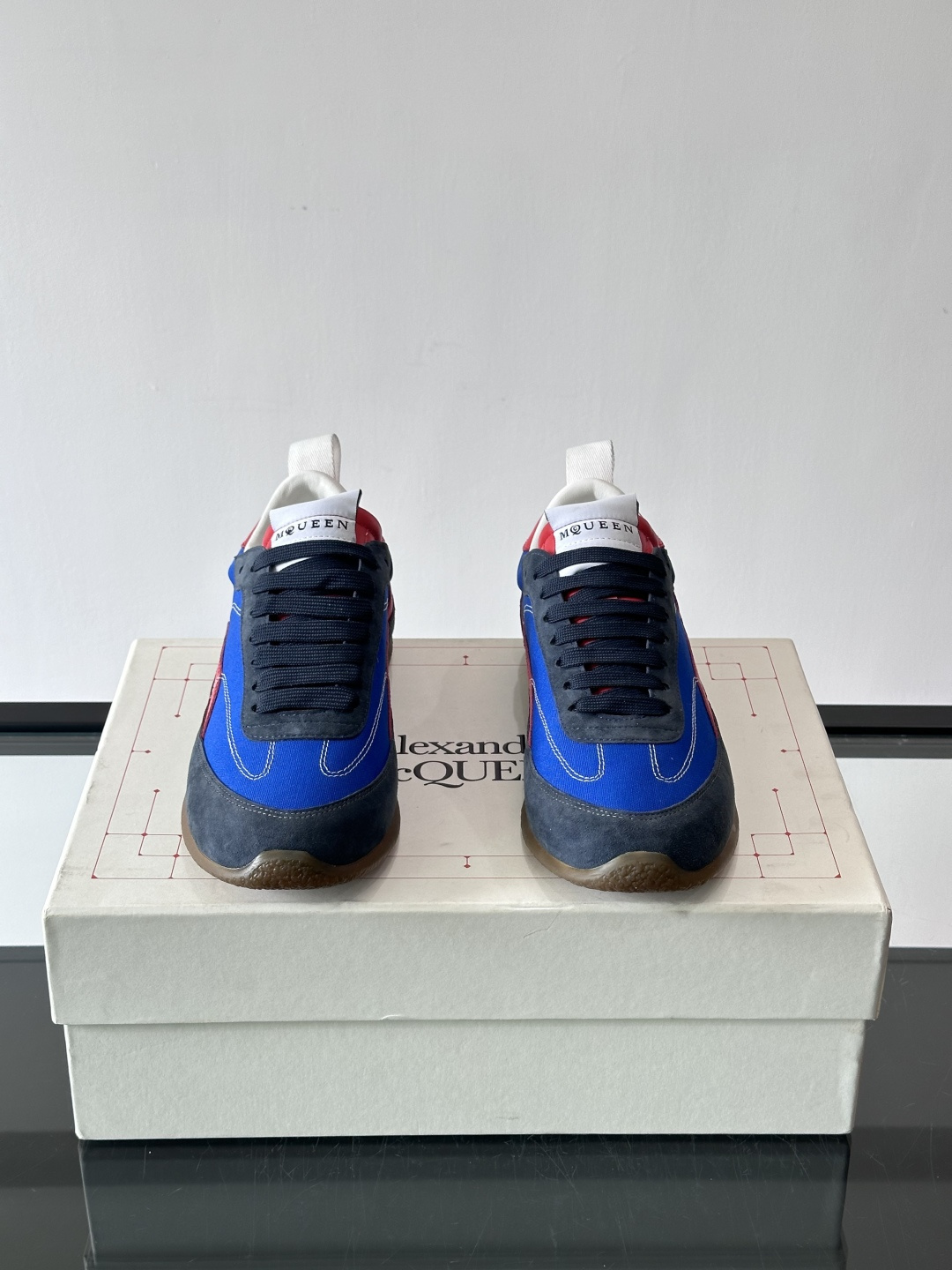 MQ麦昆拼色运动鞋，复古跑鞋风格，绒面+皮革拼接，层次感满满✨。橡胶鞋底耐磨抓地力强，日常穿搭或轻运动都