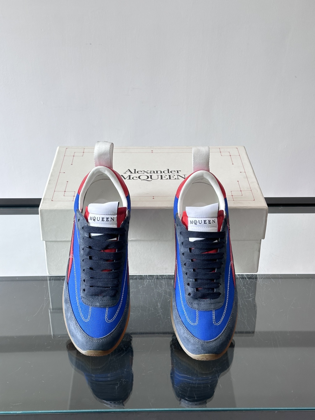 MQ麦昆拼色运动鞋，复古跑鞋风格，绒面+皮革拼接，层次感满满✨。橡胶鞋底耐磨抓地力强，日常穿搭或轻运动都