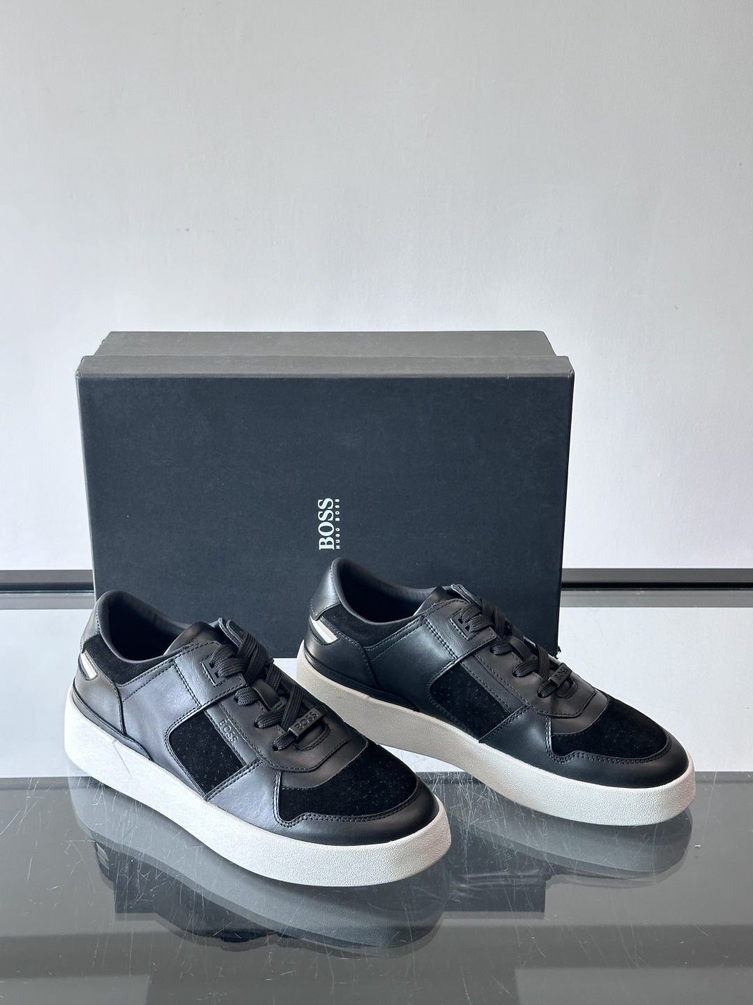 boss男士拼接休闲运动鞋，采用皮革+麂皮材质，质感细腻又耐用。鞋面简约，透气孔设计提升舒适度，橡胶鞋底