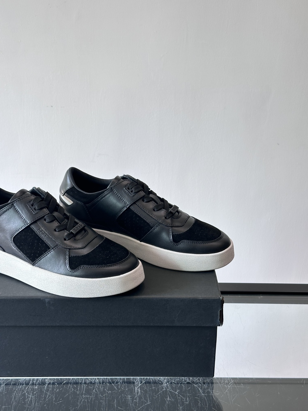 boss男士拼接休闲运动鞋，采用皮革+麂皮材质，质感细腻又耐用。鞋面简约，透气孔设计提升舒适度，橡胶鞋底