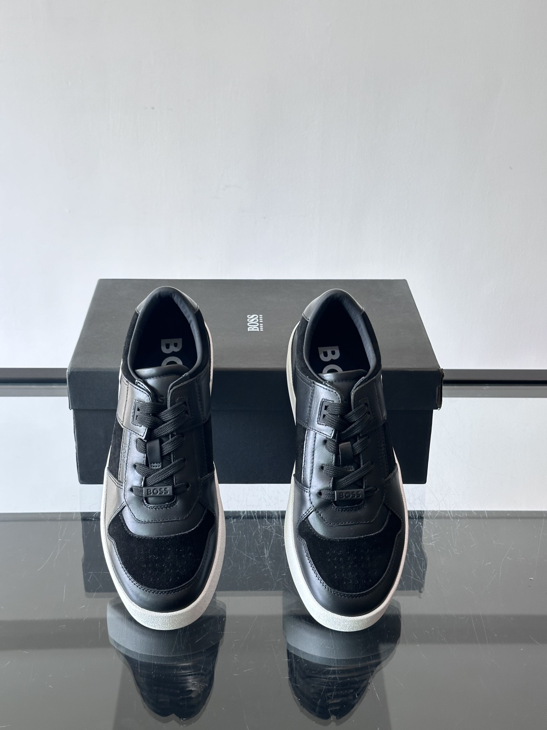 boss男士拼接休闲运动鞋，采用皮革+麂皮材质，质感细腻又耐用。鞋面简约，透气孔设计提升舒适度，橡胶鞋底
