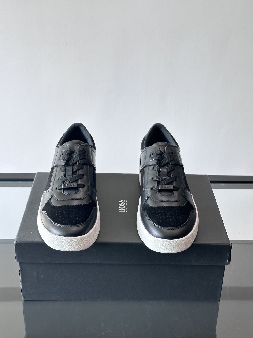boss男士拼接休闲运动鞋，采用皮革+麂皮材质，质感细腻又耐用。鞋面简约，透气孔设计提升舒适度，橡胶鞋底