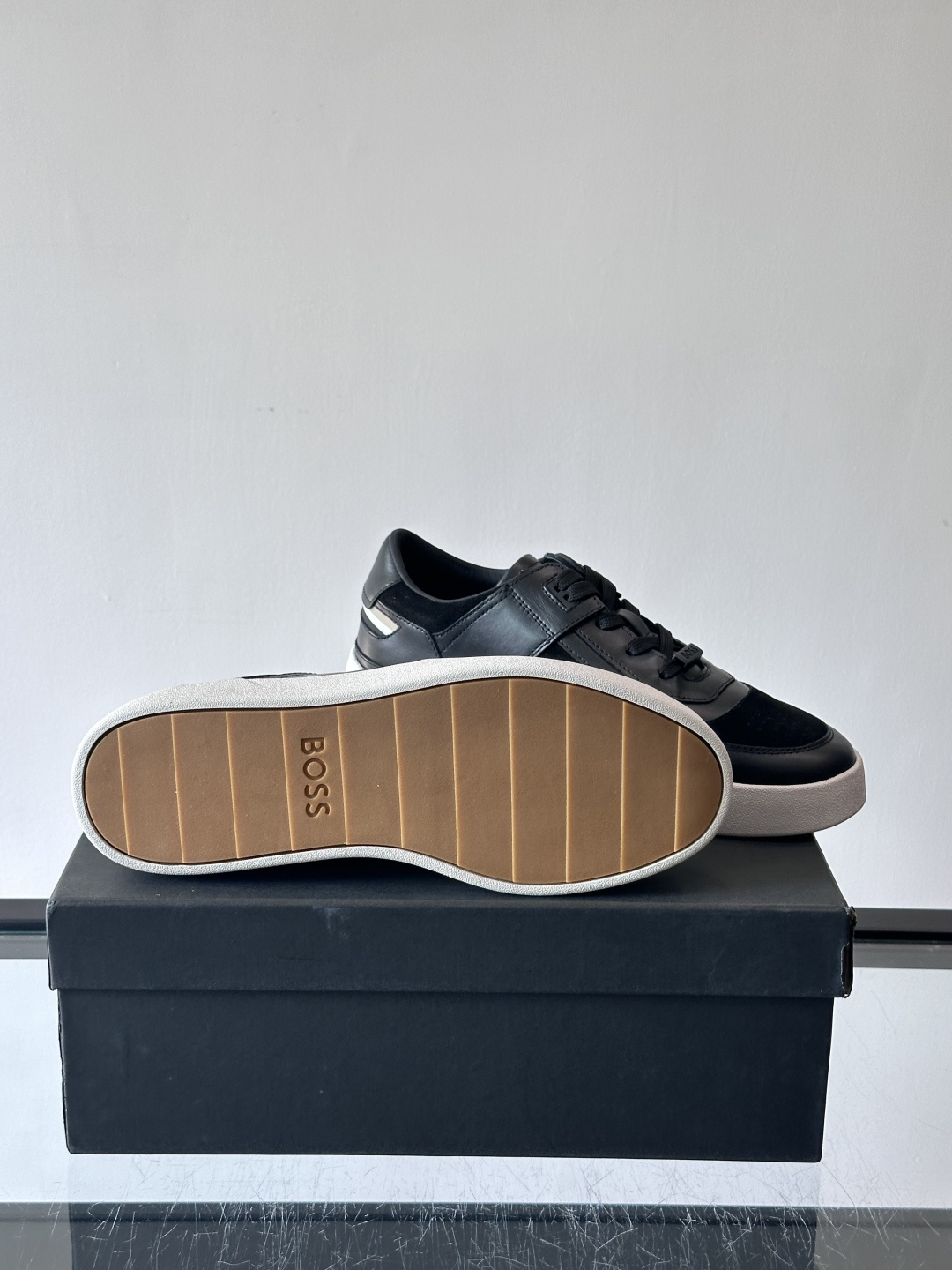 boss男士拼接休闲运动鞋，采用皮革+麂皮材质，质感细腻又耐用。鞋面简约，透气孔设计提升舒适度，橡胶鞋底