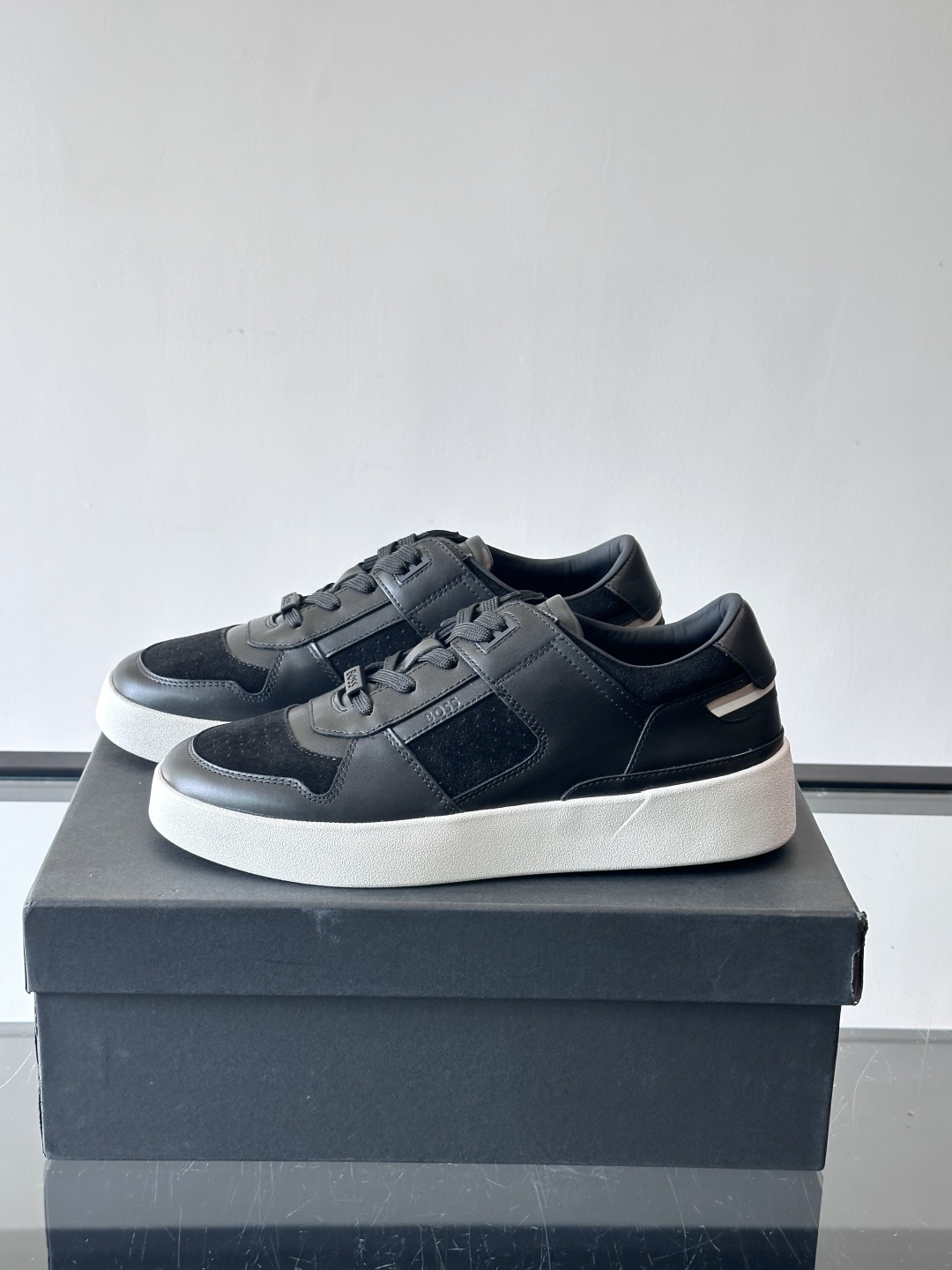 boss男士拼接休闲运动鞋，采用皮革+麂皮材质，质感细腻又耐用。鞋面简约，透气孔设计提升舒适度，橡胶鞋底