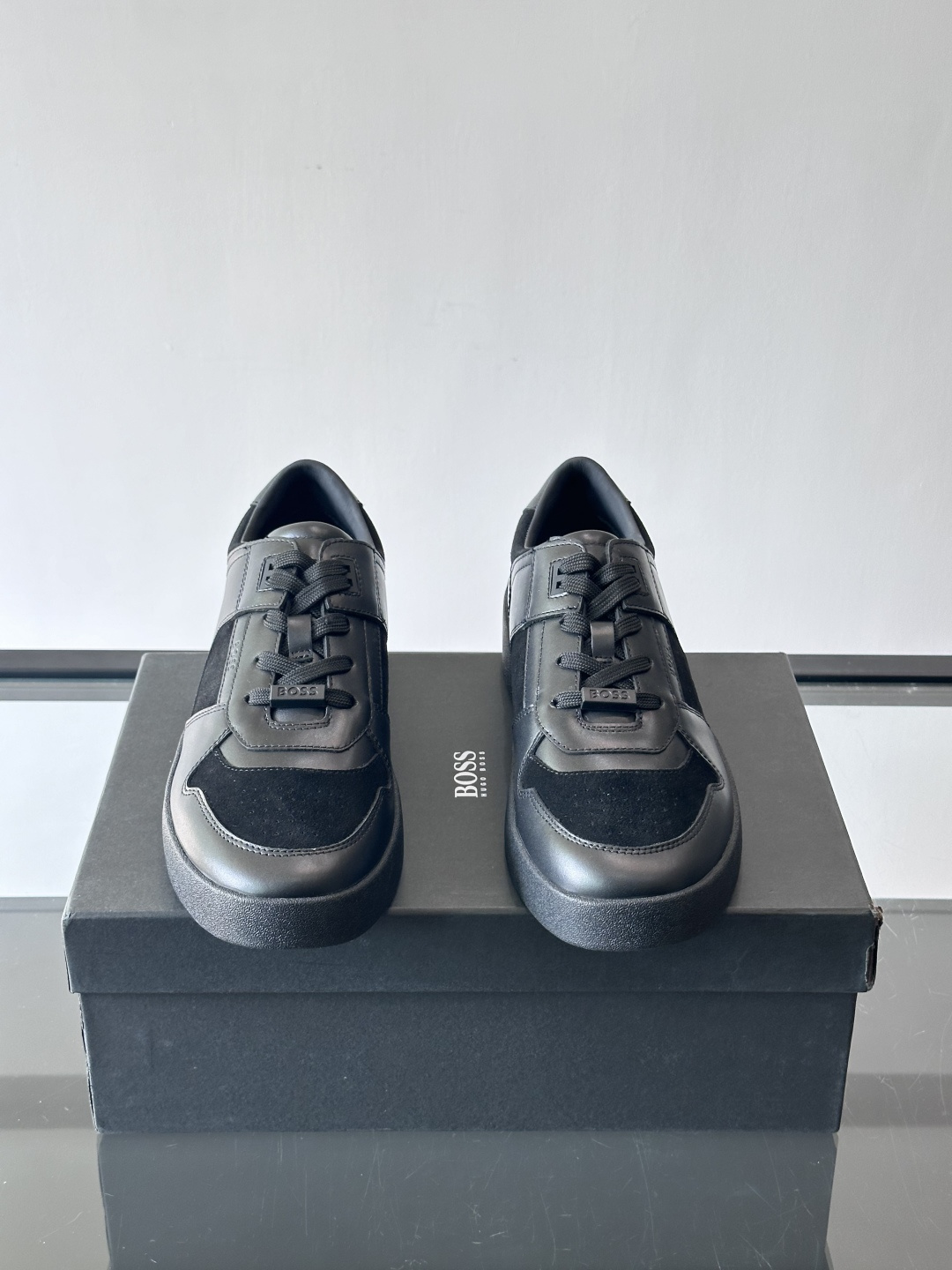 boss男士拼接休闲运动鞋，采用皮革+麂皮材质，质感细腻又耐用。鞋面简约，透气孔设计提升舒适度，橡胶鞋底