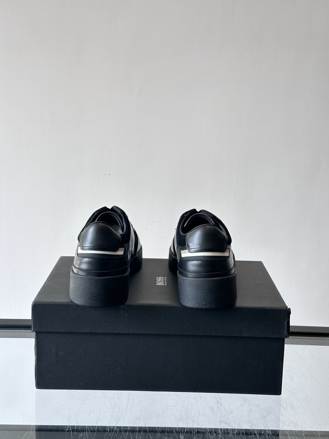 boss男士拼接休闲运动鞋，采用皮革+麂皮材质，质感细腻又耐用。鞋面简约，透气孔设计提升舒适度，橡胶鞋底