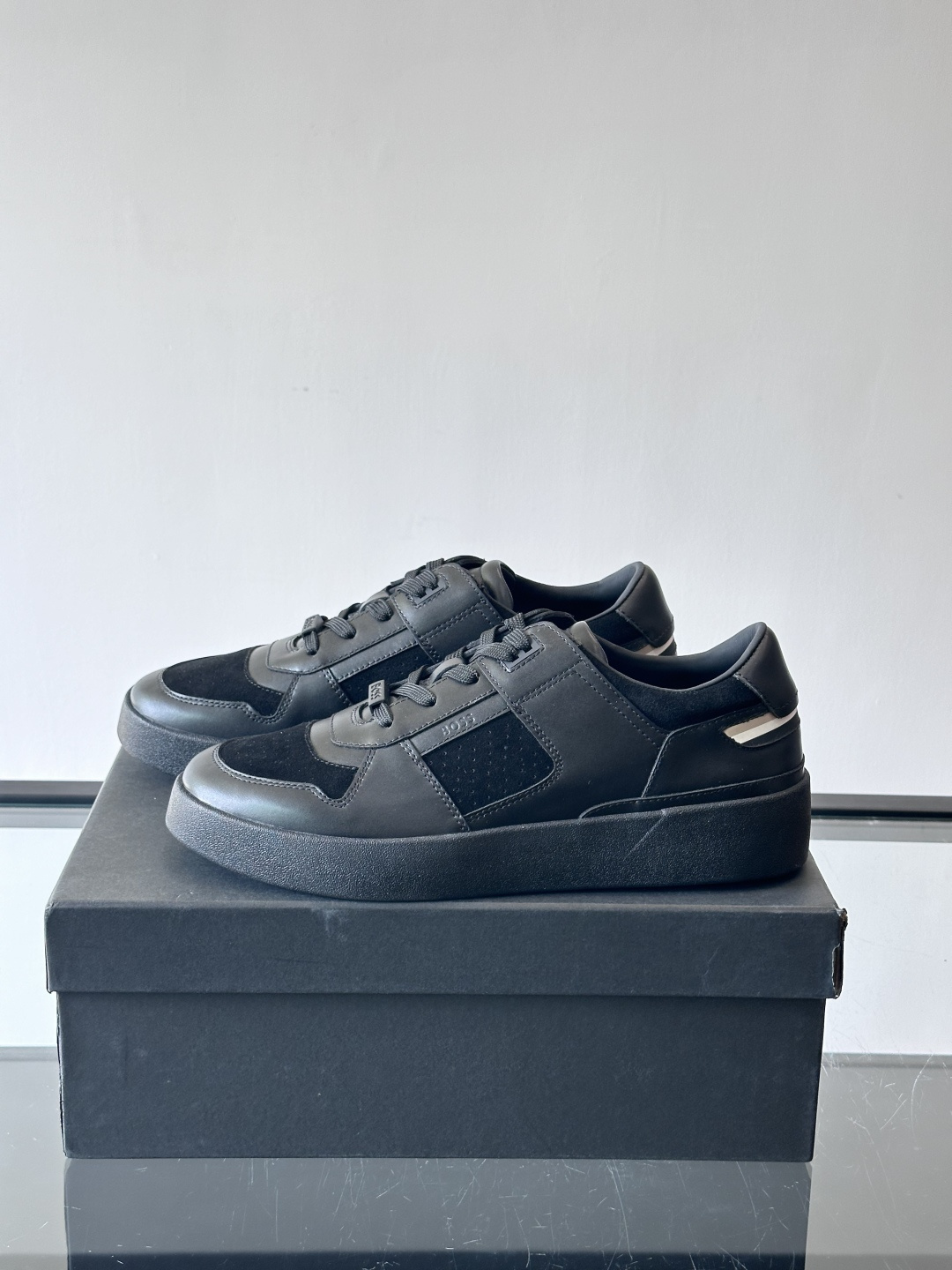 boss男士拼接休闲运动鞋，采用皮革+麂皮材质，质感细腻又耐用。鞋面简约，透气孔设计提升舒适度，橡胶鞋底