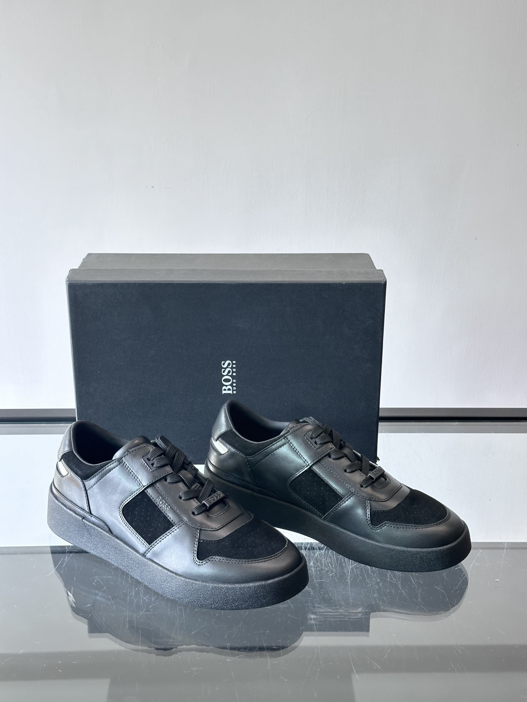 boss男士拼接休闲运动鞋，采用皮革+麂皮材质，质感细腻又耐用。鞋面简约，透气孔设计提升舒适度，橡胶鞋底