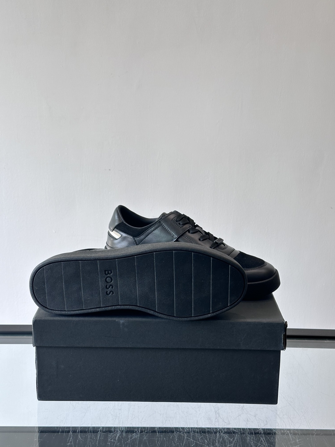 boss男士拼接休闲运动鞋，采用皮革+麂皮材质，质感细腻又耐用。鞋面简约，透气孔设计提升舒适度，橡胶鞋底