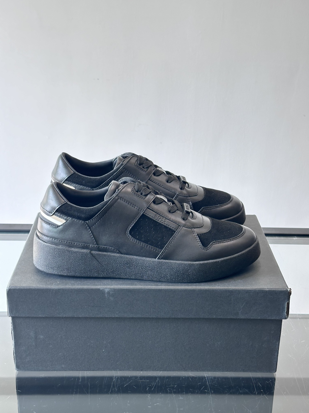 boss男士拼接休闲运动鞋，采用皮革+麂皮材质，质感细腻又耐用。鞋面简约，透气孔设计提升舒适度，橡胶鞋底